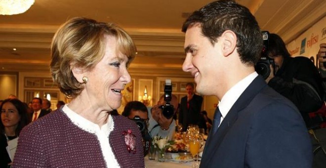 El presidente de Ciudadanos, Albert Rivera, conversa con la presidenta del PP de Madrid, Esperanza Aguirre. /EFE