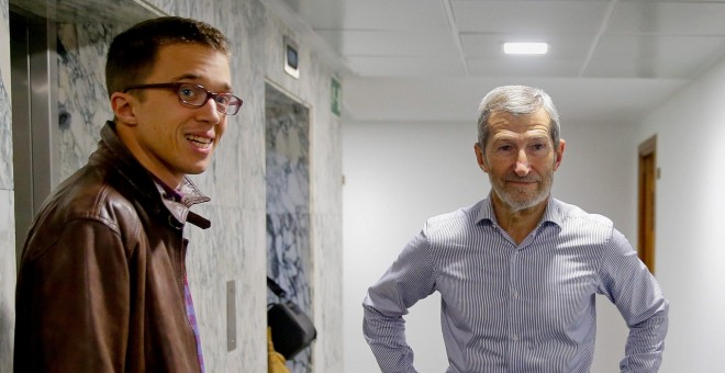 El exjefe del Estado Mayor de la Defensa (Jemad) José Julio Rodríguez, junto al secretario de Política de Podemos, Íñigo Errejón, y el secretario de Relaciones con la Sociedad Civil, Rafa Mayoral. EFE/Juanjo Martín