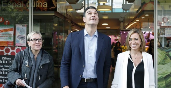 El candidato del PSOE a las elecciones generales, Pedro Sánchez, junto a la candidata del PSC, Carme Chacón (d), y a la lider socialista municipal Carmen Andrés, durante la visita que ha realizado hoy a Nou Barris, uno de los distritos obreros más humilde