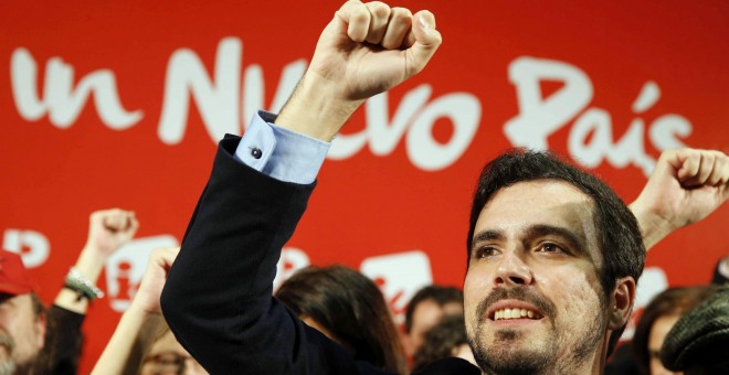 El candidato de IU-Unidad Popular a la Presidencia del Gobierno, Alberto Garzón, tras su intervención en el mitin de cierre de campaña de su partido para las elecciones generales del 20-D, en el Polideportivo Municipal Juan de la Cierva de Getafe. EFE/Mar