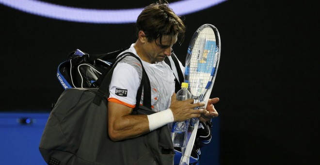 David Ferrer con su equipo tras perder en los cuartos de final de Australia contra Murray. /REUTERS