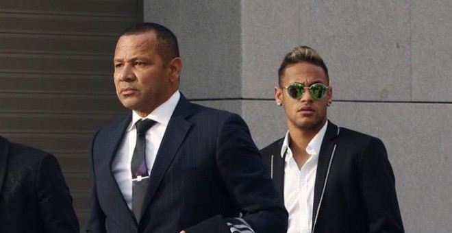 Neymar llegando ayer junto a su padre a la Audiencia Nacional. /EFE