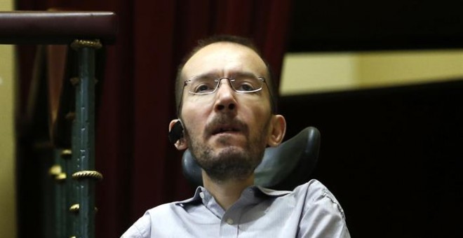 El secretario general y candidato de Podemos en Aragón, Pablo Echenique, asiste desde la tribuna de invitados a la segunda sesión del debate de investidura. EFE/Chema Moya