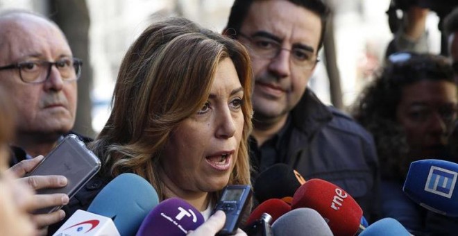 La presidenta andaluza, Susana Díaz, hace declaraciones a los periodistas, a su llegada el día 29 de febrero a la reunión del Comité Federal extraordinario del PSOE para ratificar el resultado de la consulta a la militancia sobre los pactos suscritos por