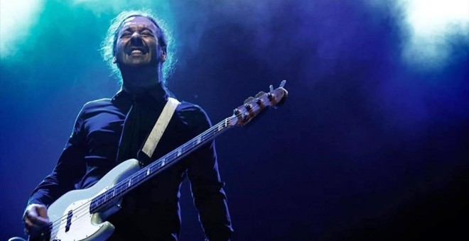 El bajista de Ilegales, Alejandro Espina, durante un concierto.