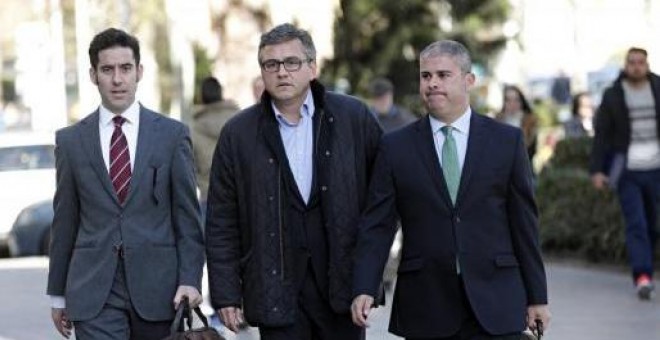 El concejal del grupo popular en el Ayuntamiento de València, Cristóbal Grau, a su llegada a la Ciudad de la Justicia para declarar como investigados por un supuesto delito de blanqueo ante el titular del Juzgado de Instrucción número 18 de Valencia, que