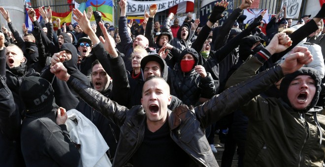 Un grupo de ultraderecha irrumpe en la concentración pacífica en la plaza de la Bolsa de Bruselas. REUTERS/YVES HERMAN