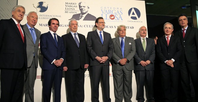 El presidente del Gobierno en funciones, Mariano Rajoy (c), acompañado por el expresidente de Chile, Sebastián Piñera; el ministro de Exteriores español, José Manuel García-Margallo, el expresidente del Gobierno, José María Aznar, el escritor Mario Vargas