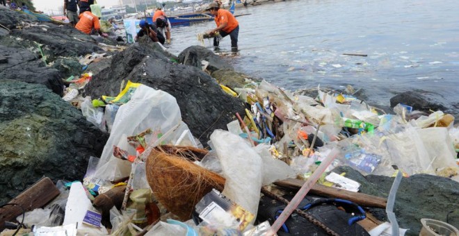 Bolsas de plástico y otra basura en una playa en la Bahí ade Manila. JAY DIRECTO / AFP