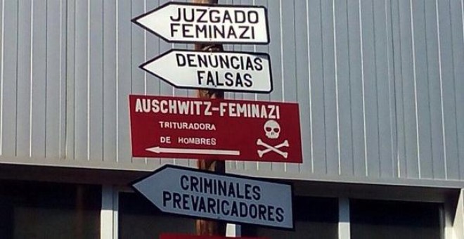 Cuelgan carteles machistas en el Juzgado de Violencia Sobre la Mujer con el mensaje: 'Auschwitz-feminazi'. /@NuriaVarela