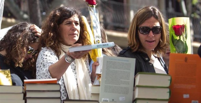 Las calles se llenan de miles de ciudadanos en busca de rosas y libros para regalar. EFE/Quique García