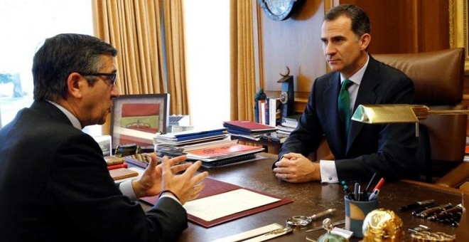 Fotografía facilitada por la Casa Real del rey Felipe VI con el presidente del Congreso de los Diputados, Patxi López (i), en su despacho del Palacio de la Zarzuela para firmar el decreto de disolución de las Cortes y de convocatoria de las elecciones gen