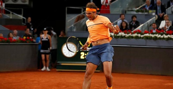 El tenista español Rafa Nadal celebra la victoria tras ganar por 6-0, 4-6 y 6-3 al brasileño Joao Souza. /EFE