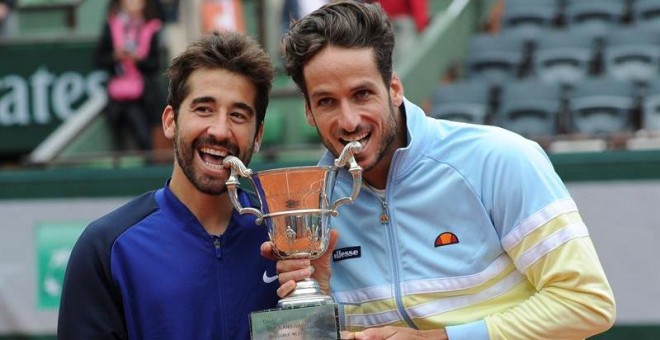 Los tenistas Feliciano López y Marc López posan con el trofeo de Roland Garros. - EFE