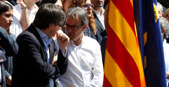 El presidente de CDC, Artur Mas, y el president de la Generalitat, Carles Puigdemont, en la presentación de las candidaturas de la formación. REUTERS