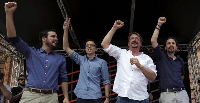 El candidato de Unidos Podemos a la Presidencia, Pablo Iglesias, junto al líder de IU Alberto Garzón, el número 2 de Podemos, Íñigo Errejón y el cabeza de lista de En Común Podemos, Xavier Domènech, durante un acto celebrado en Barcelona. EFE/Alberto Esté