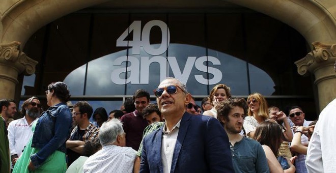 El director del Teatre Lliure, Lluis Pasqual (c), durante la presentación de la programación de la temporada 2016/17, que estará marcada por la celebración del 40 aniversario de lo que en un principio fue una cooperativa teatral creada por profesionales d