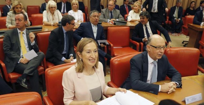 La ministra de Fomento en funciones, Ana Pastor, junto al ministro de Hacienda en funciones, Cristóbal Montoro, al inicio de la reunión plenaria del Grupo Popular en el Congreso de los Diputados./ EFE