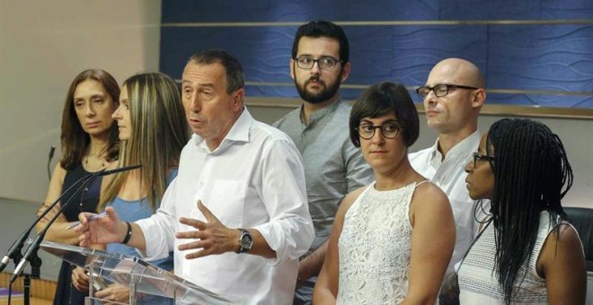 El portavoz de Compromís en el Congreso, Joan Baldoví (3i) junto a integrantes de su formación durante la rueda de prensa ofrecida esta tarde en el Congreso de los Diputados tras la reunión mantenida hoy con el Rey en el Palacio de la Zarzuela. EFE