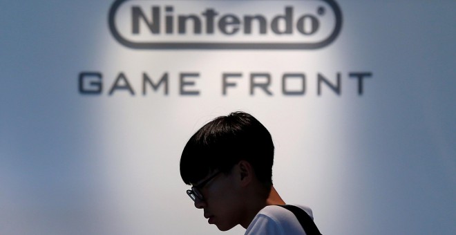 Un visitante intenta jugar con la consola portátil Nintendo Co Ltd's 3DS en la sala de exposiciones de la compañía en Tokyo, Japón. REUTERS/Issei Kato