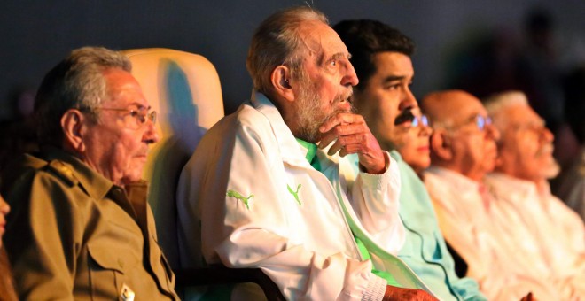 El líder de la Revolución Cubana, Fidel Castro, flanqueado por su hermano y actual presidente del país, Raúl Castro, y el  presidente de Venezuela, Nicolás Maduro , durante el acto oficial de celebración de su 90 años, en el Teatro Karl Marx de La Habana.