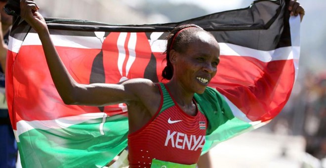 Sumgong celebra su victoria en el maratón femenino. REUTERS/Sergio Moraes