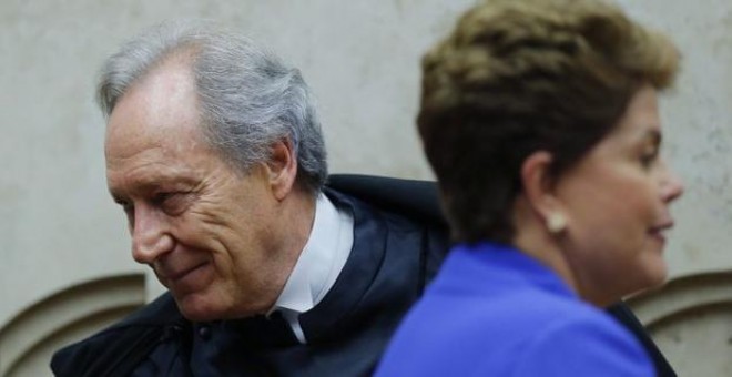 El presidente del Supremo Tribunal Federal, Ricardo Lewandoski con la presidenta suspendida, Dilma Rousseff, en una imagen de archivo. REUTERS