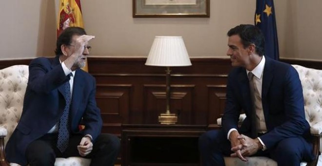 El presidente del PP y del Gobierno en funciones, Mariano Rajoy (i), y el secretario general del PSOE, Pedro Sánchez, durante su reunión en el Congreso.- EFE / EMILIO NARANJO