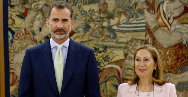 El rey Felipe VI, recibe a la presidenta del Congreso, Ana Pastor, quien acude a Zarzuela para comunicar al monarca el resultado de la investidura fallida de Mariano Rajoy. EFE/Sergio Barrenechea