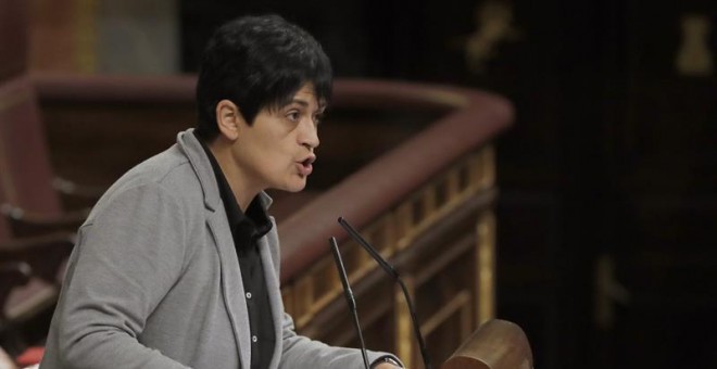 La diputada de EH Bildu Marian Beitialarrangoitia, durante su intervención en la sesión de la tarde de la segunda jornada del debate de investidura del candidato del PP, Mariano Rajoy, hoy en el Congreso. EFE/Ballesteros