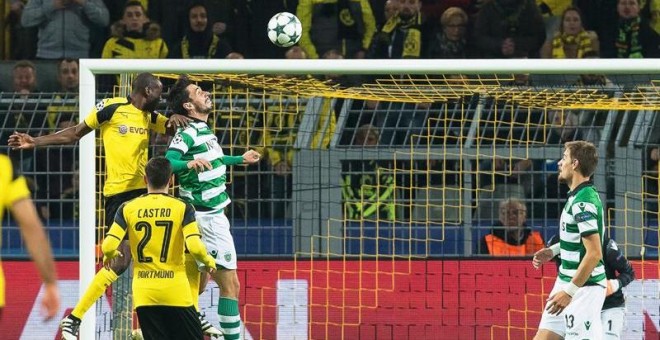 El jugador del Dortmund Adrian Ramos (i) anota el único gol del partido contra el Sporting. /EFE