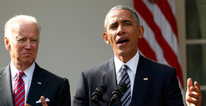 Barack Obama, flanqueado por su vicepresidente, Joe Biden, durante su comparecenia en la Casa Blanca. / KEVIN LAMARQUE (EFE)