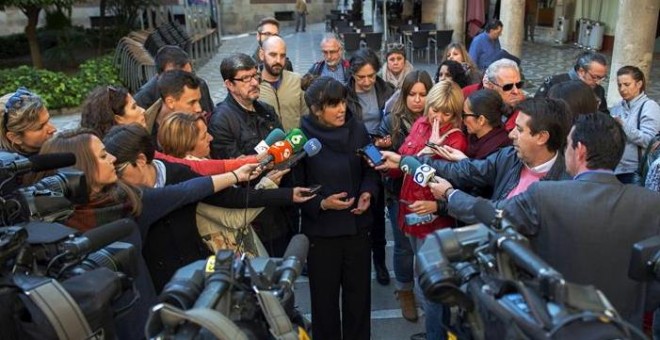 La secretaria general de Podemos Andalucía, Teresa Rodríguez, realizó declaraciones a los periodistas en la plaza Dean de Jaén, donde presentó su candidatura a la reelección 'Por una marea andaluza'. / EFE