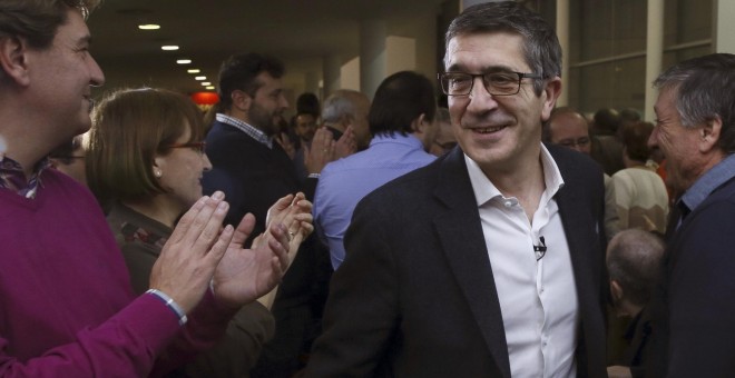 El exlehendakari y aspirante a secretario general del PSOE, Patxi López, tras un acto con militantes madrileños en Fuenlabrada (Madrid). EFE/Fernando Alvarado