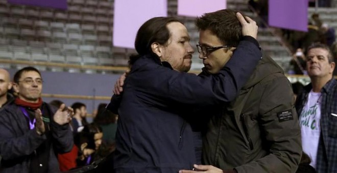 El secretario político de Podemos, Íñigo Errejón (d), y el secretario general, Pablo Iglesias (i), se abrazan durante primera jornada de la Asamblea Ciudadana Estatal de Vistalegre II. | CHEMA MOYA (EFE)