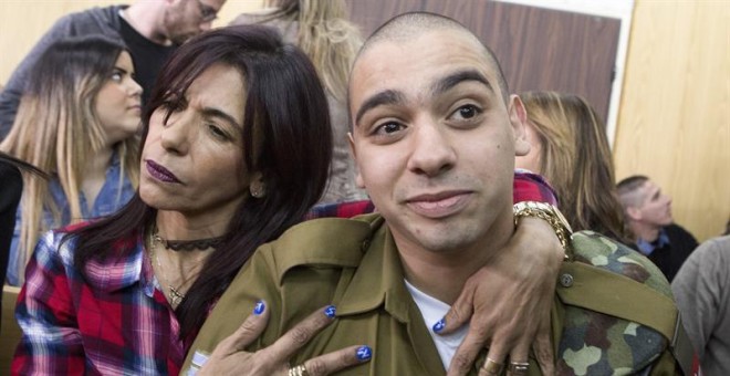 El soldado israelí Elor Azaría es abrazado por su madre antes de escuchar el veredicto de un Tribunal militar israelí en Tel Aviv. - EFE