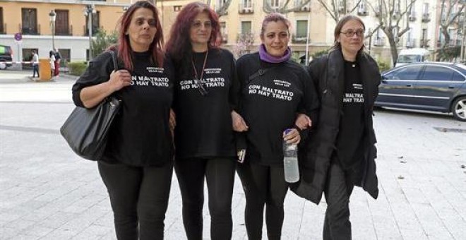 La presidenta de la Asociación Ve-la luz, Gloria Vázquez,  acompañada de Martina, Susana y Sara, varias de las mujeres en huelga de hambre, antes de su comparecencia en el Senado.EFE