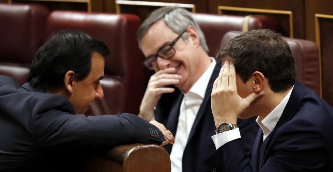 El coordinador general del PP y diputado, Fernando Martínez-Maíllo, (i), conversa con el presidente de Ciudadanos, Albert Rivera (d), y el secretario general, José Manuel Villegas, durante la sesión de Control al Gobierno el Congreso. EFE/Sergio Barrneche