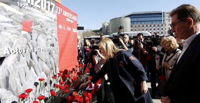 La presidenta de la Comunidad de Madrid, Cristina Cifuentes y la alcaldesa, Manuela Carmena en el homenaje a las víctimas del 11M. EFE/Sergio Barrenechea