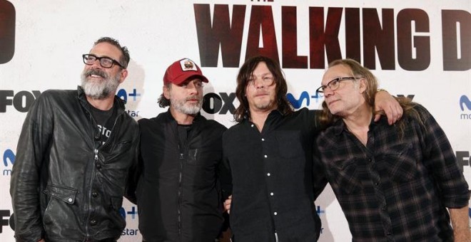 Los actores protagonistas de 'The Walking Dead' y el productor de la serie durante un evento en la plaza madrileña de Callao. EFE/ Kiko Huesca