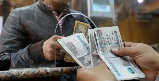 Un hombre cambia dólares por libras egipcias en una oficina de  cambio de moneda en el centro de El Cairo. REUTERS/Mohamed Abd El Ghany