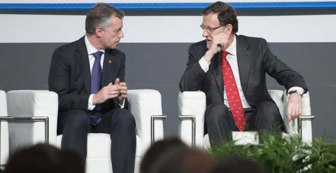 Urkullu y Rajoy conversan en un acto. EFE