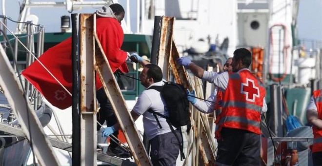 Llegada al puerto de Almería de los 34 inmigrantes de origen subsahariano que fueron rescatados de una patera interceptada a 7,5 millas náuticas de la isla de Alborán. EFE/Carlos Barba