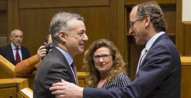 El lehendakari, Iñigo Urkullu, saluda al presidente del PP vasco, Alfonso Alonso, al inicio del pleno de este jueves en el Parlamento. EFE/José Ramón Gómez