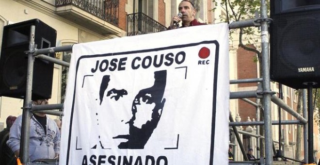 David, hermano de José Couso, pronuncia unas palabras al final de una concentración de la Asociación de Hermanos, Amigos y Compañeros del cámara de Telecinco José Couso frente la Embajada de EEUU. EFE/Víctor Lerena