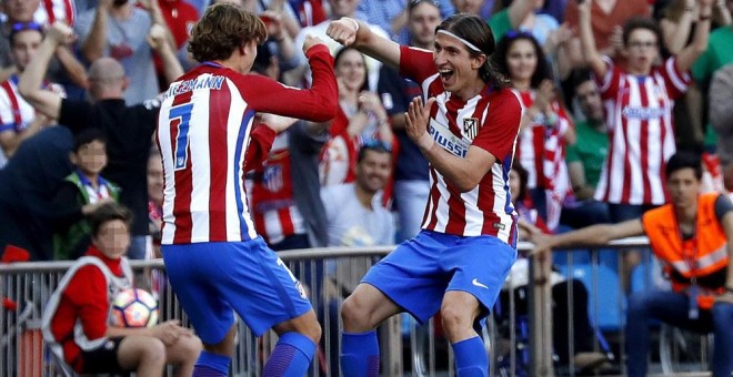 El defensa brasileño del Atlético de Madrid Filipe Luis Kasmirski, celebra uno de sus goles ante el Osasuna. EFE