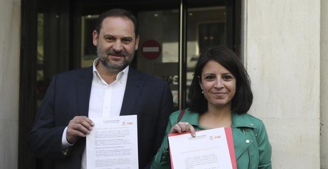 Los miembros del equipo de Pedro Sánchez, el secretario provincial del PSOE en Valencia, José Luis Ábalos, y la diputada del PSOE por Asturias Adriana Lastra, a su llegada a la sede del PSOE en Madrid para registrar la precandidatura del exsecretario gen