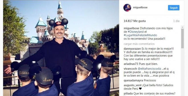 Imagen de Instagram de Miguel Bosé con sus hijos en Disneland