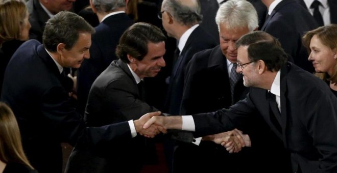 Rodríguez Zapatero, Aznar, González y Rajoy, junto a su esposa, en el funeral de Suárez. (Efe)