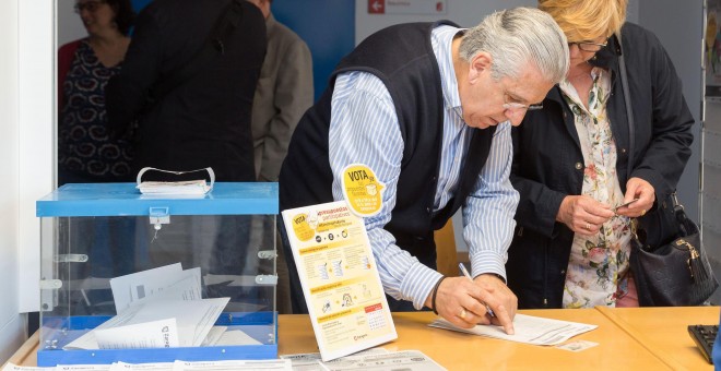 Ciudadanos de Zaragoza participando en el proceso de votación sobre los presupuestos de la ciudad.